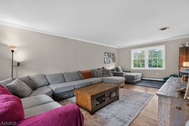 17 Wayside Ln, Clinton Twp., NJ 08833