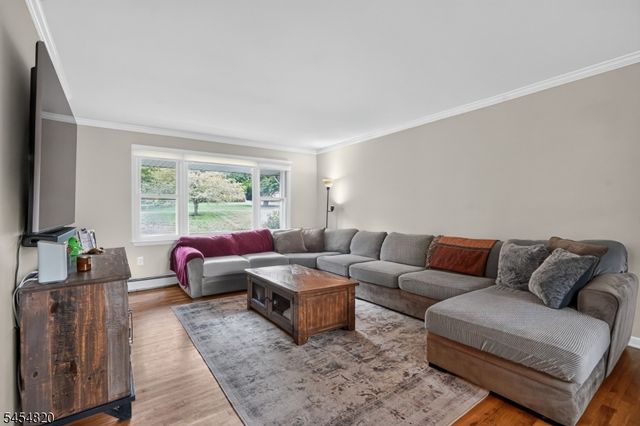 17 Wayside Ln, Clinton Twp., NJ 08833