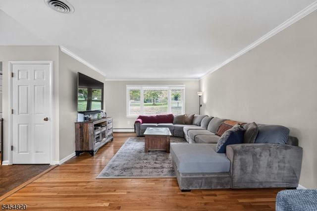 17 Wayside Ln, Clinton Twp., NJ 08833