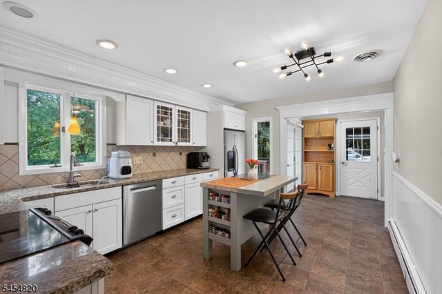 17 Wayside Ln, Clinton Twp., NJ 08833