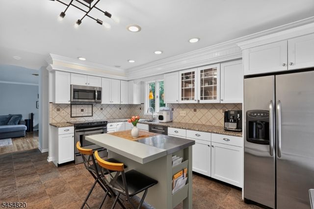 17 Wayside Ln, Clinton Twp., NJ 08833