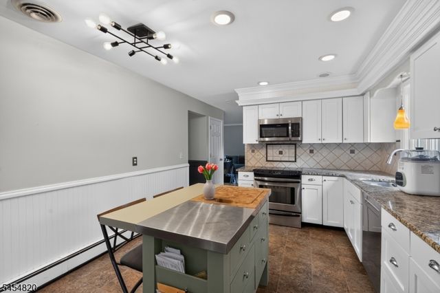 17 Wayside Ln, Clinton Twp., NJ 08833