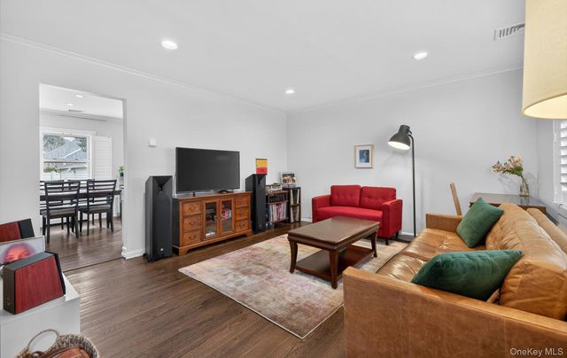 28 Harbor Road, Port Washington, NY 11050