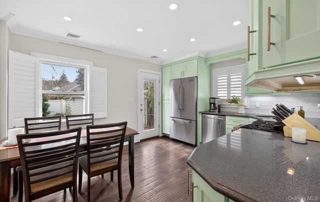 28 Harbor Road, Port Washington, NY 11050