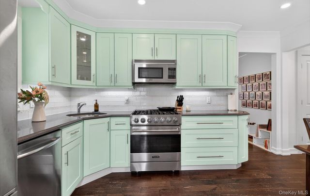 28 Harbor Road, Port Washington, NY 11050