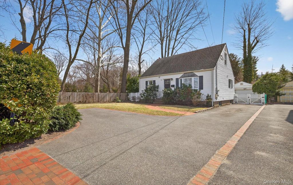 28 Harbor Road, Port Washington, NY 11050