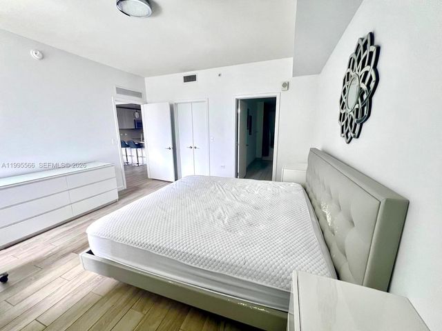 999 SW 1st Ave 1807, Miami, FL 33130