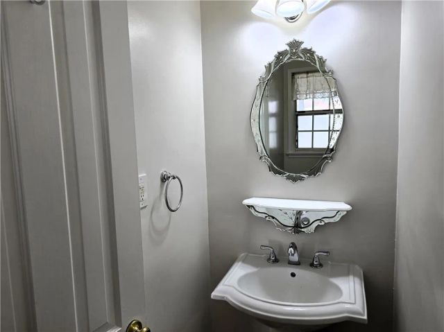 17840 Tarzana Street, Encino, CA 91316