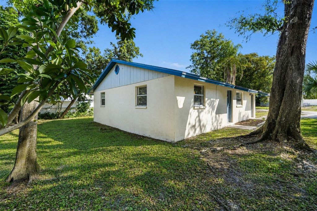 Image 4 of property listing at 9610 N 12TH STREET, Tampa, FL 33612