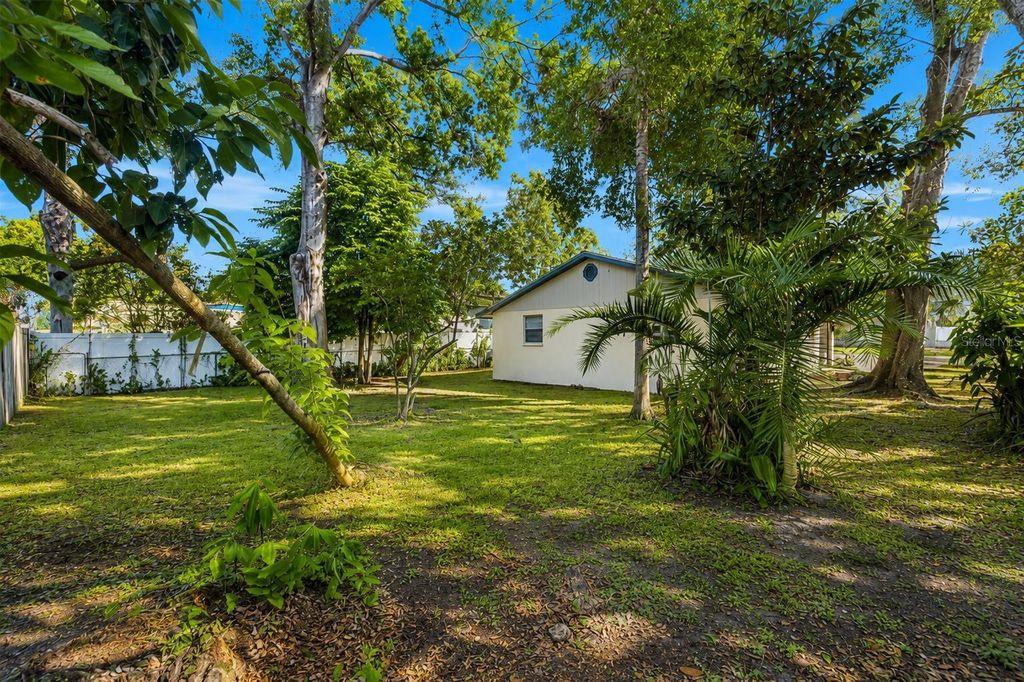Image 6 of property listing at 9610 N 12TH STREET, Tampa, FL 33612