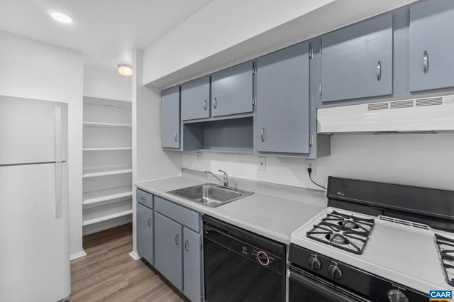 133 Hessian Hills Cir Apt 1, Charlottesville, VA 22901