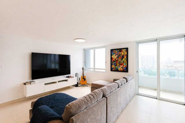 Waldorf Tower AVE. ISLA VERDE 804, Carolina, PR 00979
