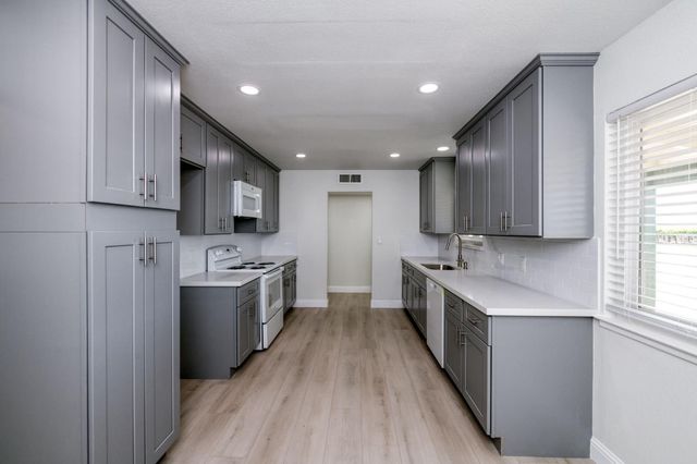 4154 W Mountain View Avenue, Caruthers, CA 93609