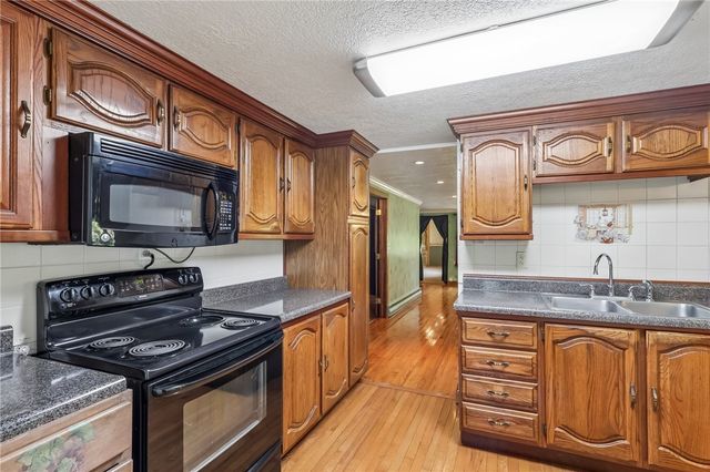 120 Lakeview Rd, Franklin Twp, PA 16123