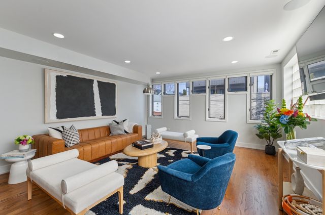 1527 W Pearson Street, Chicago, IL 60642