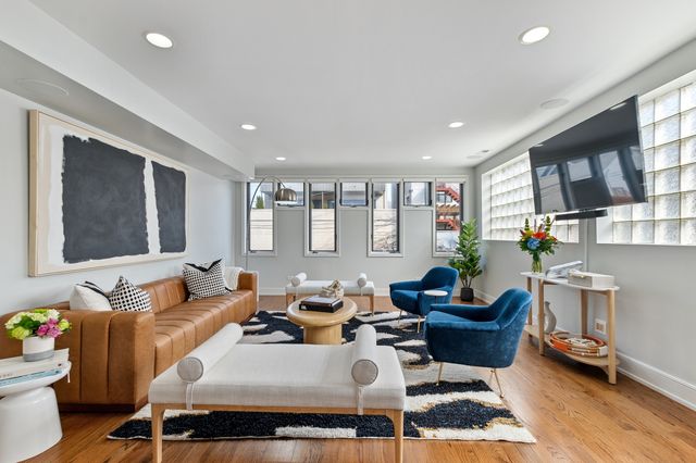 1527 W Pearson Street, Chicago, IL 60642