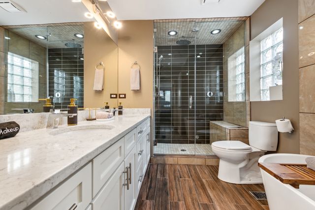 1527 W Pearson Street, Chicago, IL 60642