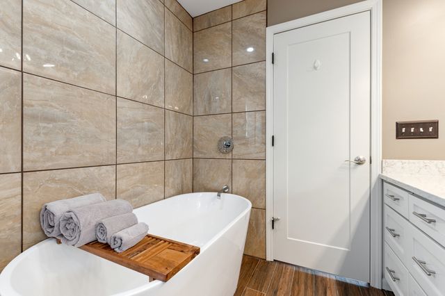 1527 W Pearson Street, Chicago, IL 60642