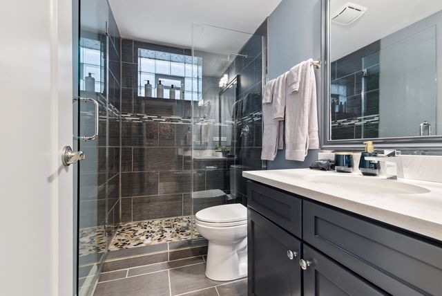 1527 W Pearson Street, Chicago, IL 60642