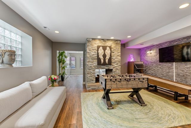 1527 W Pearson Street, Chicago, IL 60642