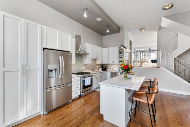 1527 W Pearson Street, Chicago, IL 60642