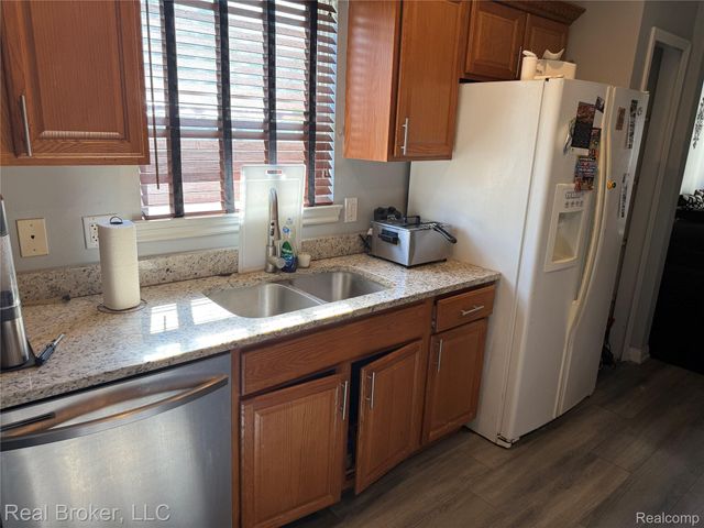 42575 Walnut Street, Clinton Charter Township, MI 48036