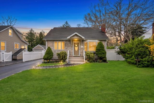 5 Washington Avenue, East Islip, NY 11730