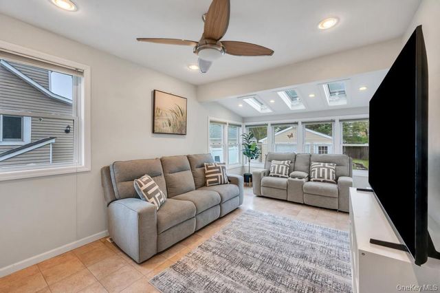 5 Washington Avenue, East Islip, NY 11730