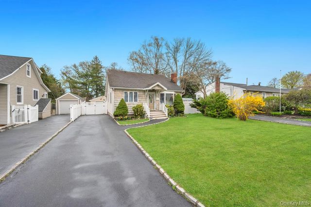 5 Washington Avenue, East Islip, NY 11730