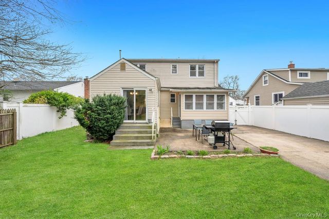 5 Washington Avenue, East Islip, NY 11730