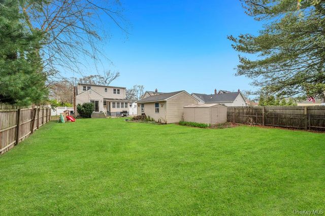 5 Washington Avenue, East Islip, NY 11730