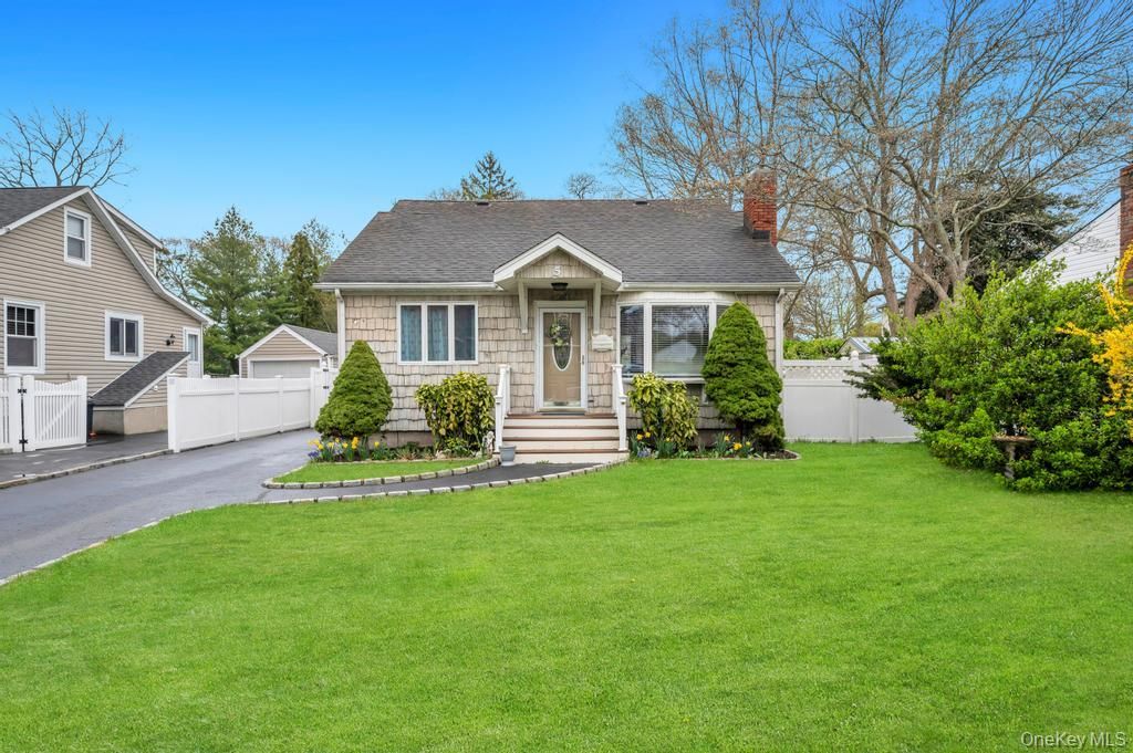 5 Washington Avenue, East Islip, NY 11730