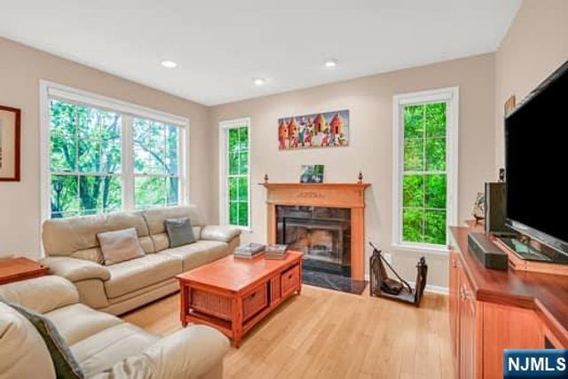 6 Highland Cross, Oakland, NJ 07436