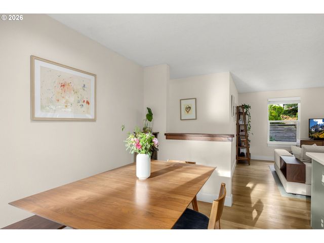4743 Sw SEYMOUR Ct, Portland, OR 97221