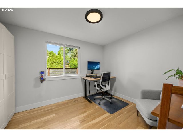 4743 Sw SEYMOUR Ct, Portland, OR 97221