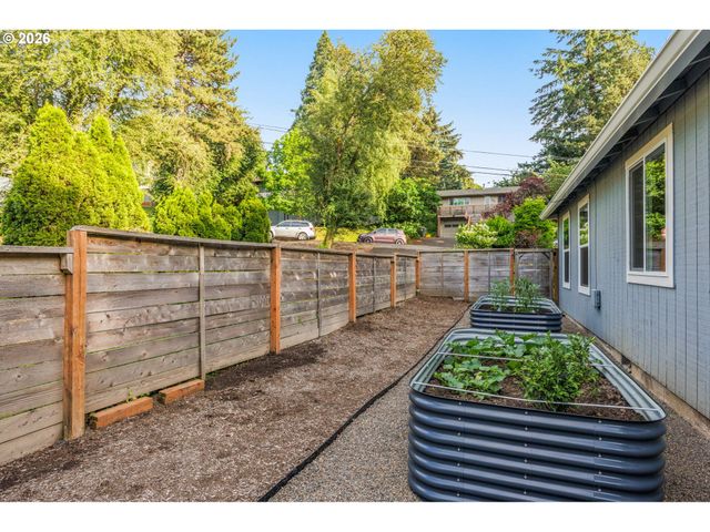 4743 Sw SEYMOUR Ct, Portland, OR 97221