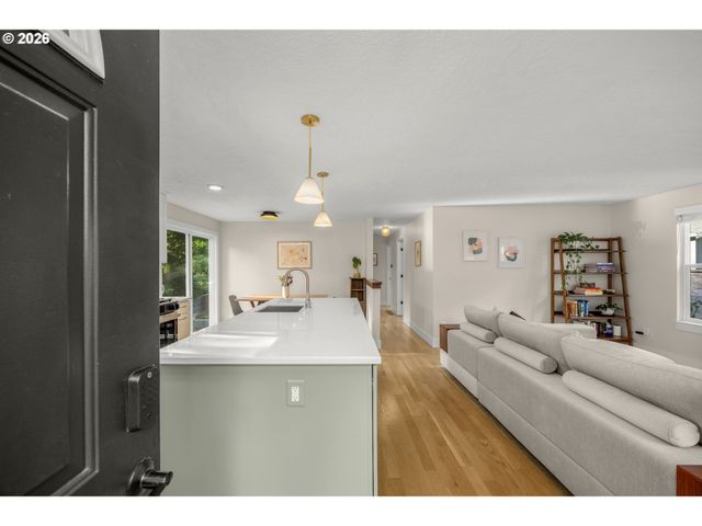 4743 Sw SEYMOUR Ct, Portland, OR 97221
