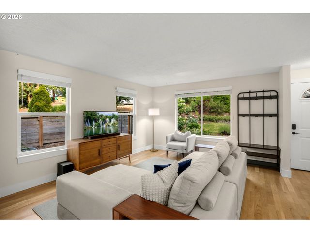 4743 Sw SEYMOUR Ct, Portland, OR 97221
