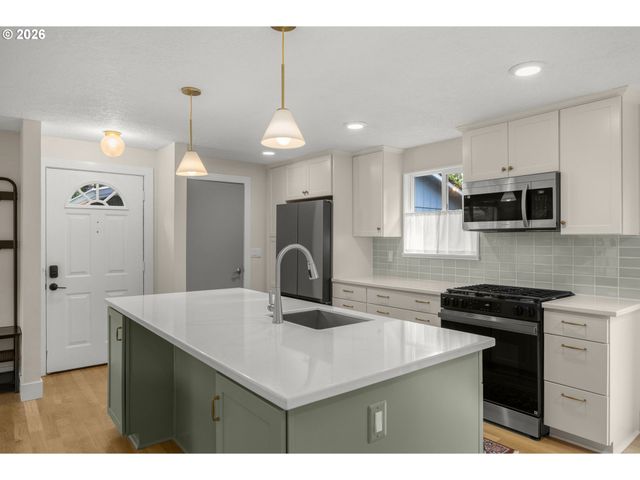 4743 Sw SEYMOUR Ct, Portland, OR 97221