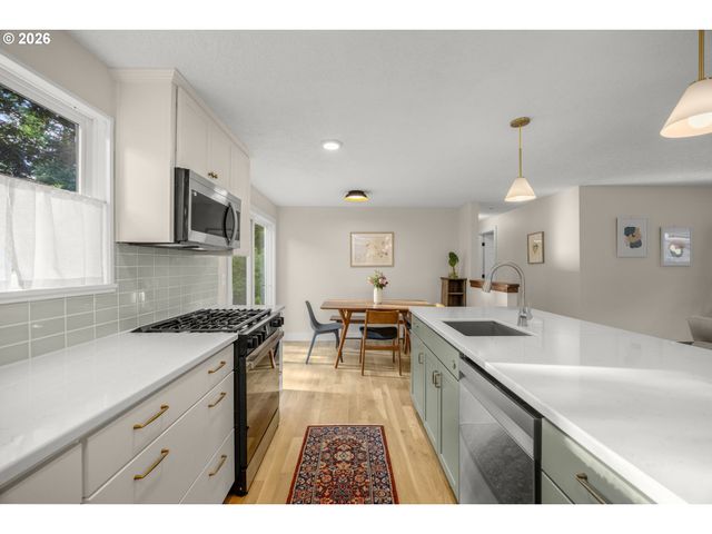 4743 Sw SEYMOUR Ct, Portland, OR 97221