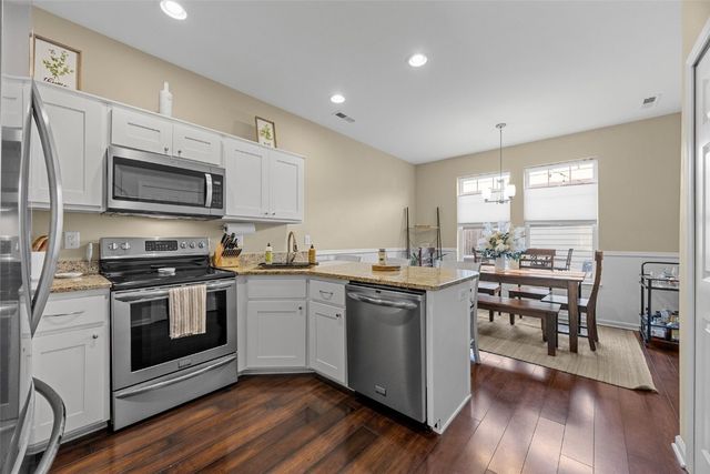 877 Walker Circle, Iowa City, IA 52245