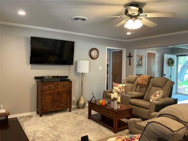 900 N Elm Street, Comanche, TX 76442