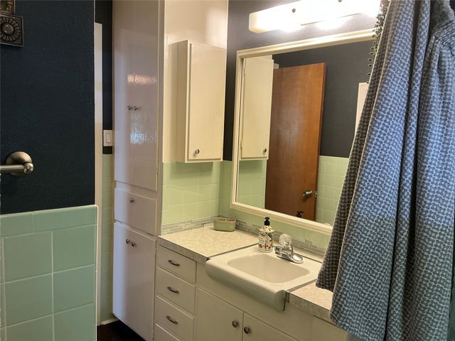 900 N Elm Street, Comanche, TX 76442