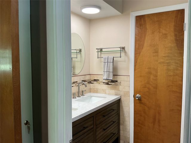 900 N Elm Street, Comanche, TX 76442