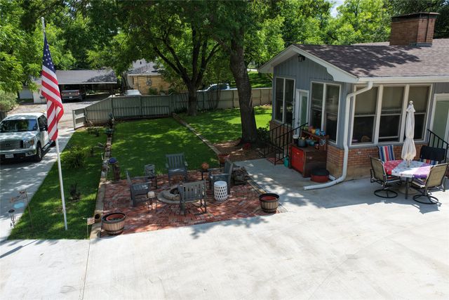 900 N Elm Street, Comanche, TX 76442