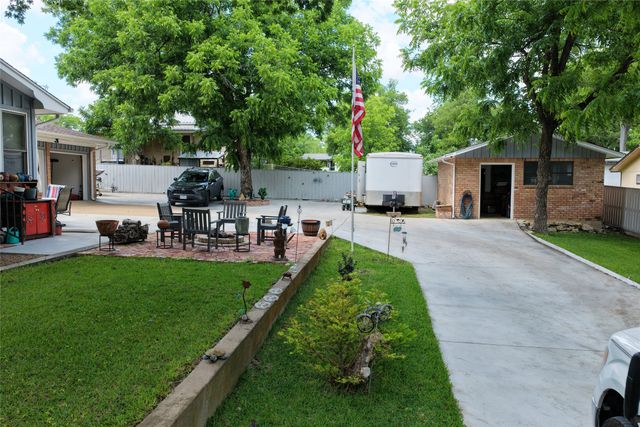 900 N Elm Street, Comanche, TX 76442