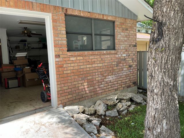 900 N Elm Street, Comanche, TX 76442