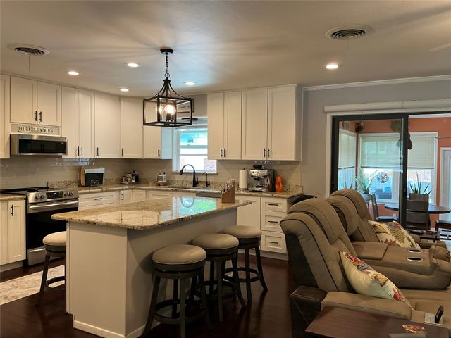 900 N Elm Street, Comanche, TX 76442