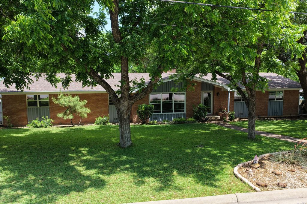900 N Elm Street, Comanche, TX 76442