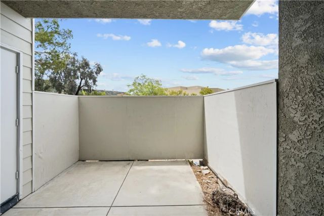 27645 Susan Beth A, Saugus, CA 91350